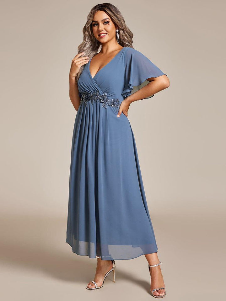 pretty DAHLIA|Plus Size V-Neck Chiffon Midi Wedding Guest Dress with Waist Applique(Final Sale)