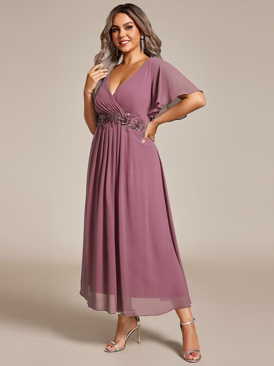 pretty DAHLIA|Plus Size V-Neck Chiffon Midi Wedding Guest Dress with Waist Applique(Final Sale)
